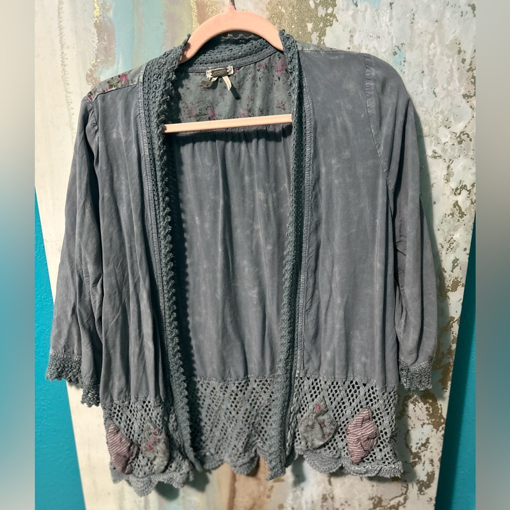 BKE Blue Floral Top with Lace Details sz: small